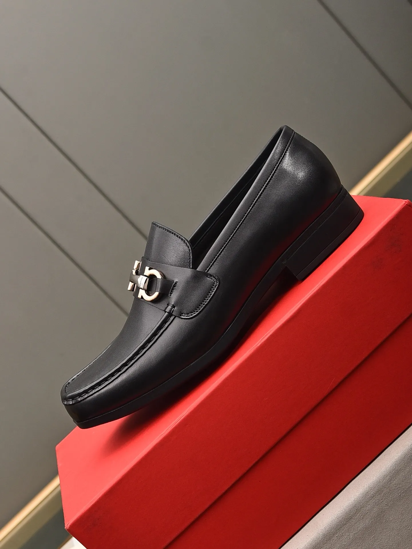 Men's shoes 💰: 460 [Original running volume and quality] Brand: Ferragamo (Ferragamo) Size: Men's size 38/44 (45 can be customized) Grade: Same style as the official website High-end quality men's shoes Material: Original first-layer calfskin Water-dyed cowhide lining Original outsole Style categories: Men's fashion formal business casual leather shoes Slip-on men's high-top series Young fashion European and American trends British style Casual matching Comfortable on the feet